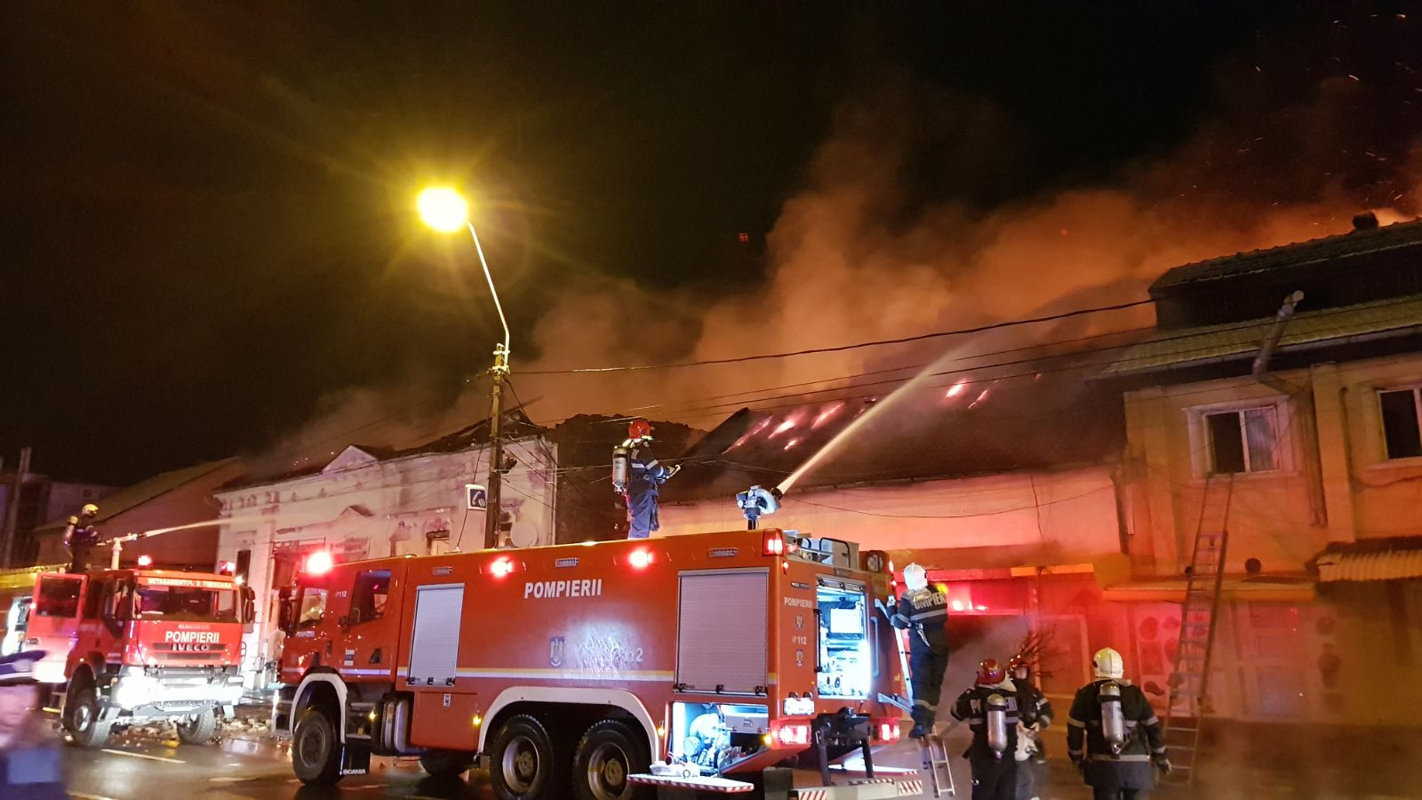 Un mort și pagube uriașe după ce un incendiu a izbucnit la un centru comercial din Timișoara. FOTO