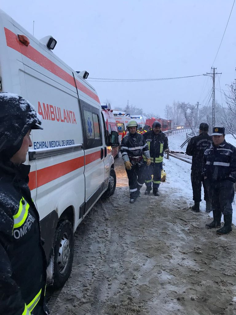 Microbuz răsturnat în Harghita: 2 morți și 15 răniți. Șoferul a pierdut controlul pe asfaltul acoperit de zăpadă