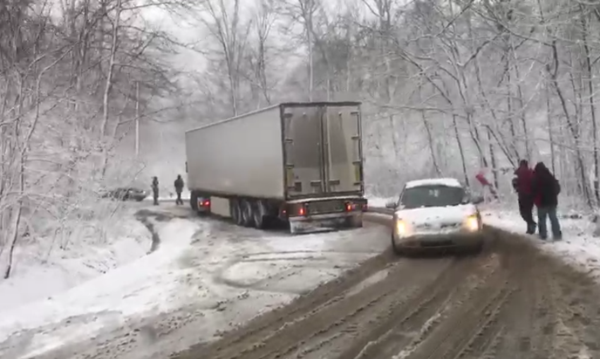 INFOTRAFIC: Zeci de drumuri închise din cauza viscolului. Situația actualizată