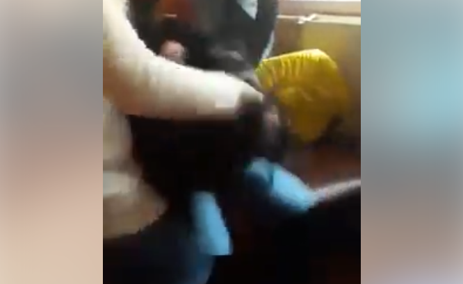 Elevă bătută cu pumnii și picioarele, la un liceu din Băile Herculane. VIDEO