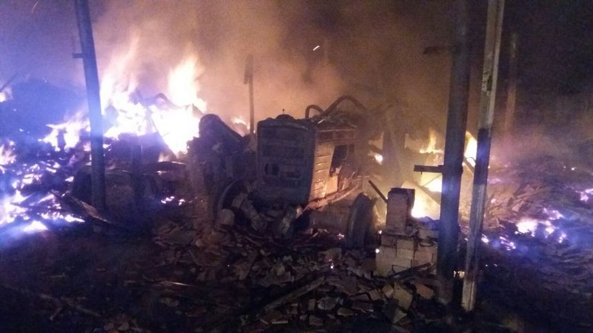 Incendiu puternic la o microfermă din Vrancea. Anchetatorii spun că focul a fost provocat intenţionat