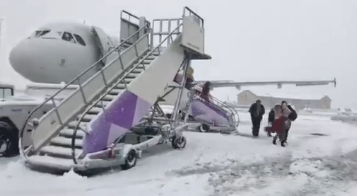 Români blocaţi pe aeroportul Luton din Londra, din cauza ninsorilor. Anunțul făcut de Wizz Air