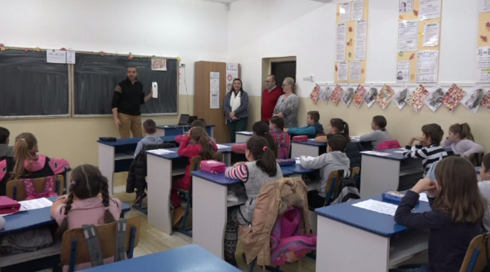 Planul unor profesori voluntari de a le preda, creativ, geografie și istorie, elevilor