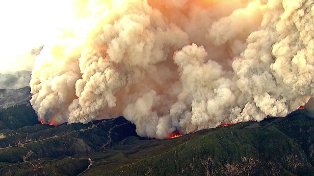 Pompierii folosesc dronele ca să lupte cu incendiile în California