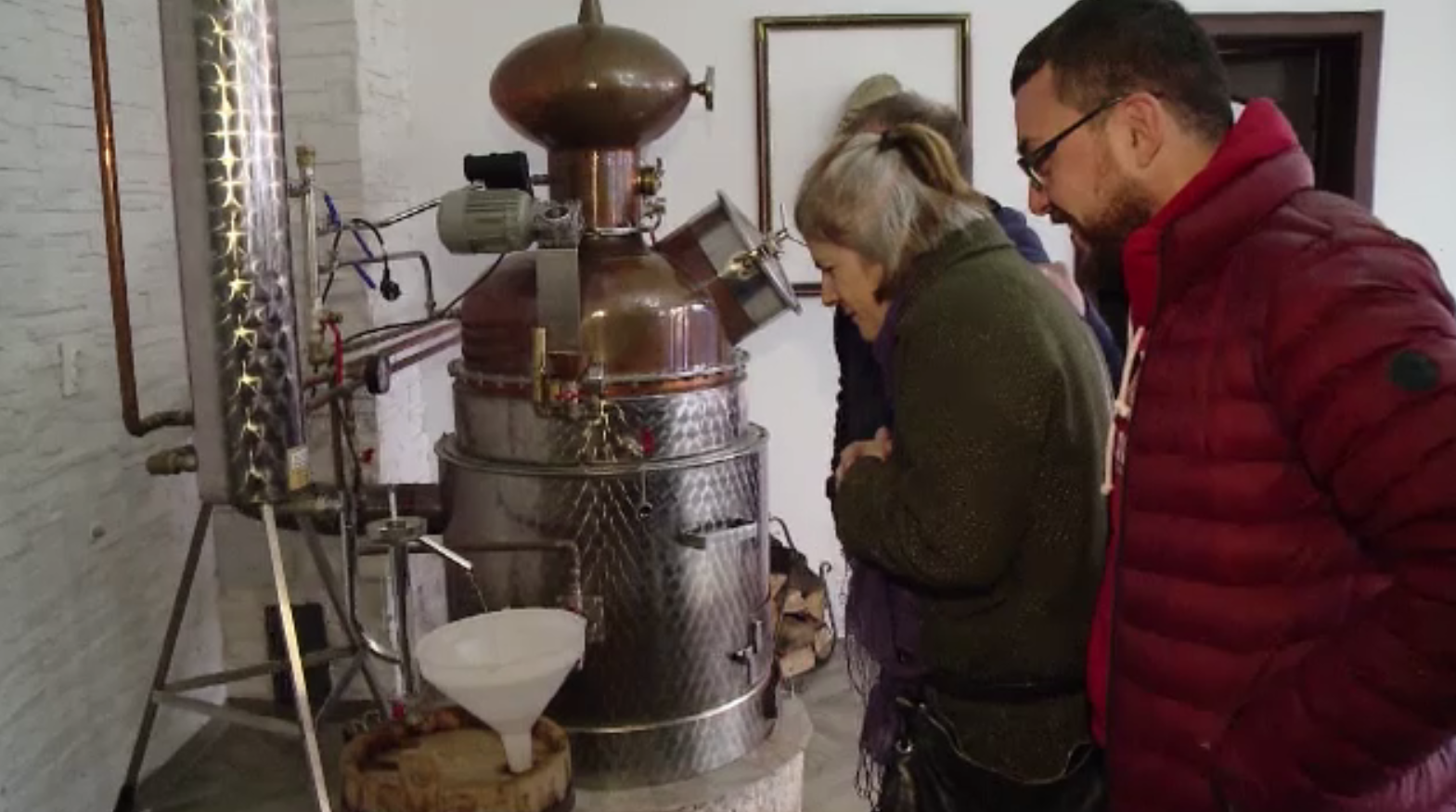 O rețetă de țuică, urmată cu sfinţenie. O sticlă se vinde în Vestul Europei şi cu 2.000 de €