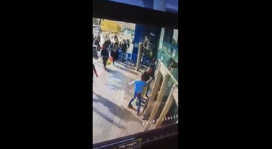 Momentul în care un israelian este înjunghiat de un palestinian la Ierusalim