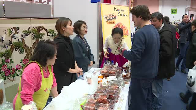 Bazarul de Crăciun: expații au scos la vânzare produse tradiționale în scopuri caritabile