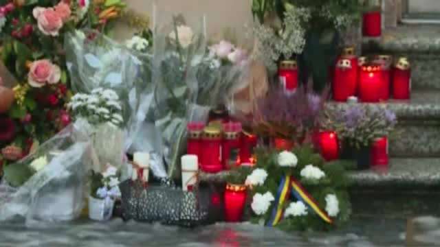 Români stabiliți în Europa au venit la reședința Regelui Mihai din Elveția, unde au depus flori și au aprins lumânări