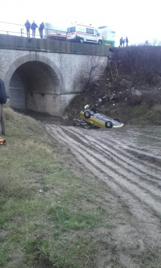 Accident spectaculos în Constanța. O femeie a plonjat 15 metri cu mașina într-o râpă