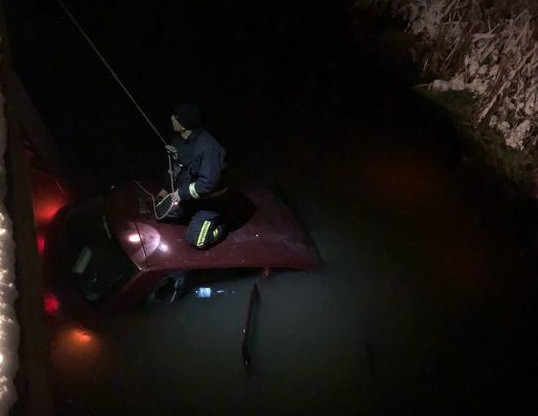 Autoturism căzut într-un canal de alimentare cu apă din Reghin. Șoferul și posibili pasageri, de negăsit