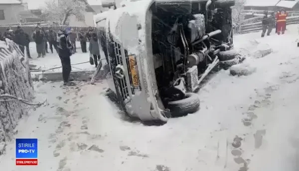 Microbuz răsturnat în Harghita: 2 morți și 15 răniți. Șoferul a pierdut controlul pe asfaltul acoperit de zăpadă