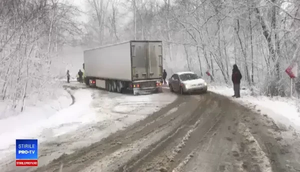 Vreme rea în toată ţara. MAI: Accesul pe drumurile care pot deveni impracticabile va fi blocat