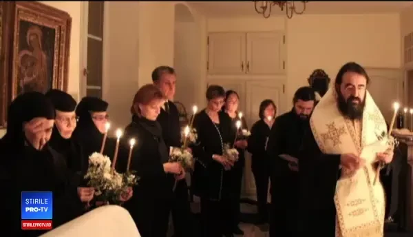 Români stabiliți în Europa au venit la reședința Regelui Mihai din Elveția, unde au depus flori și au aprins lumânări