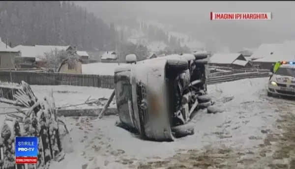 Microbuz răsturnat în Harghita: 2 morți și 15 răniți. Șoferul a pierdut controlul pe asfaltul acoperit de zăpadă