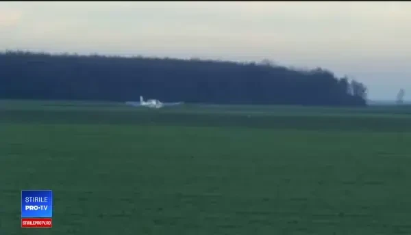 Incident aviatic în Dâmbovița. Doi piloți au aterizat forțat pe un câmp