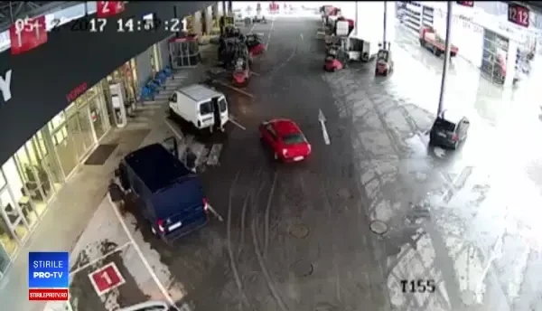 Hoți din Cehia, blocați cu motostivuitoarele până la sosirea poliției. Operațiunea, filmată