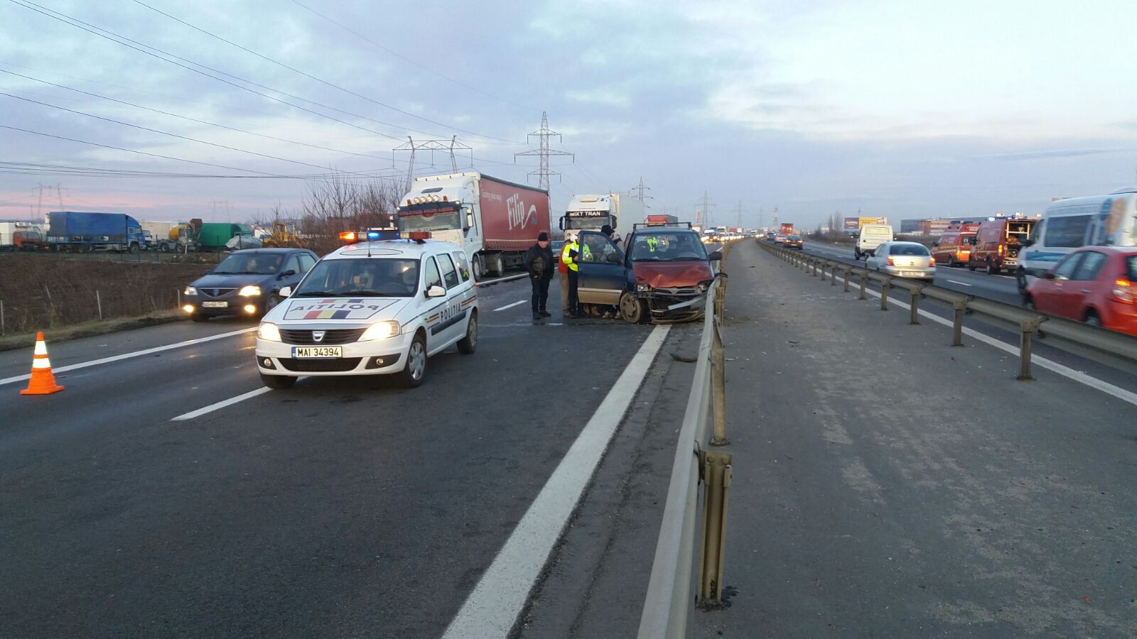 Coliziune între un TIR şi două autoturisme pe A1. Trei victime, dintre care una inconştientă
