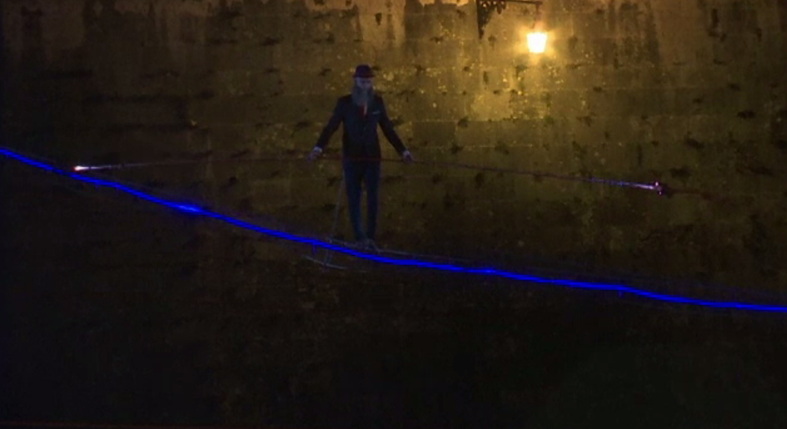 Un acrobat italian a făcut spectacol. A traversat pe sârmă râul Tibru, noaptea