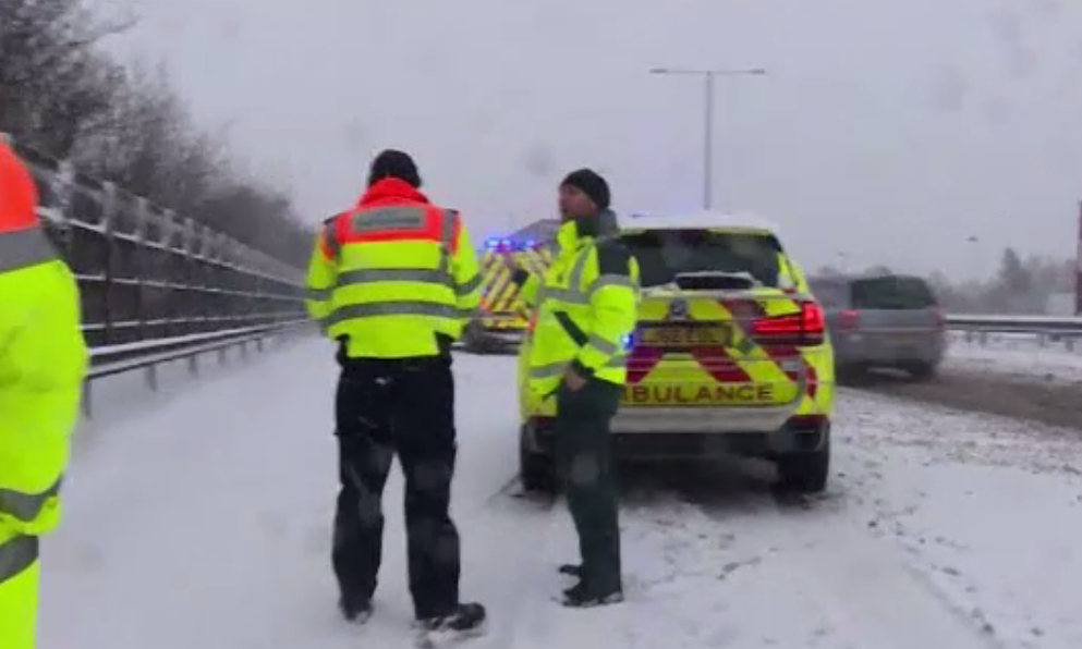 Cea mai puternică ninsoare din ultimii 4 ani în UK. Numeroase școli sunt închise luni