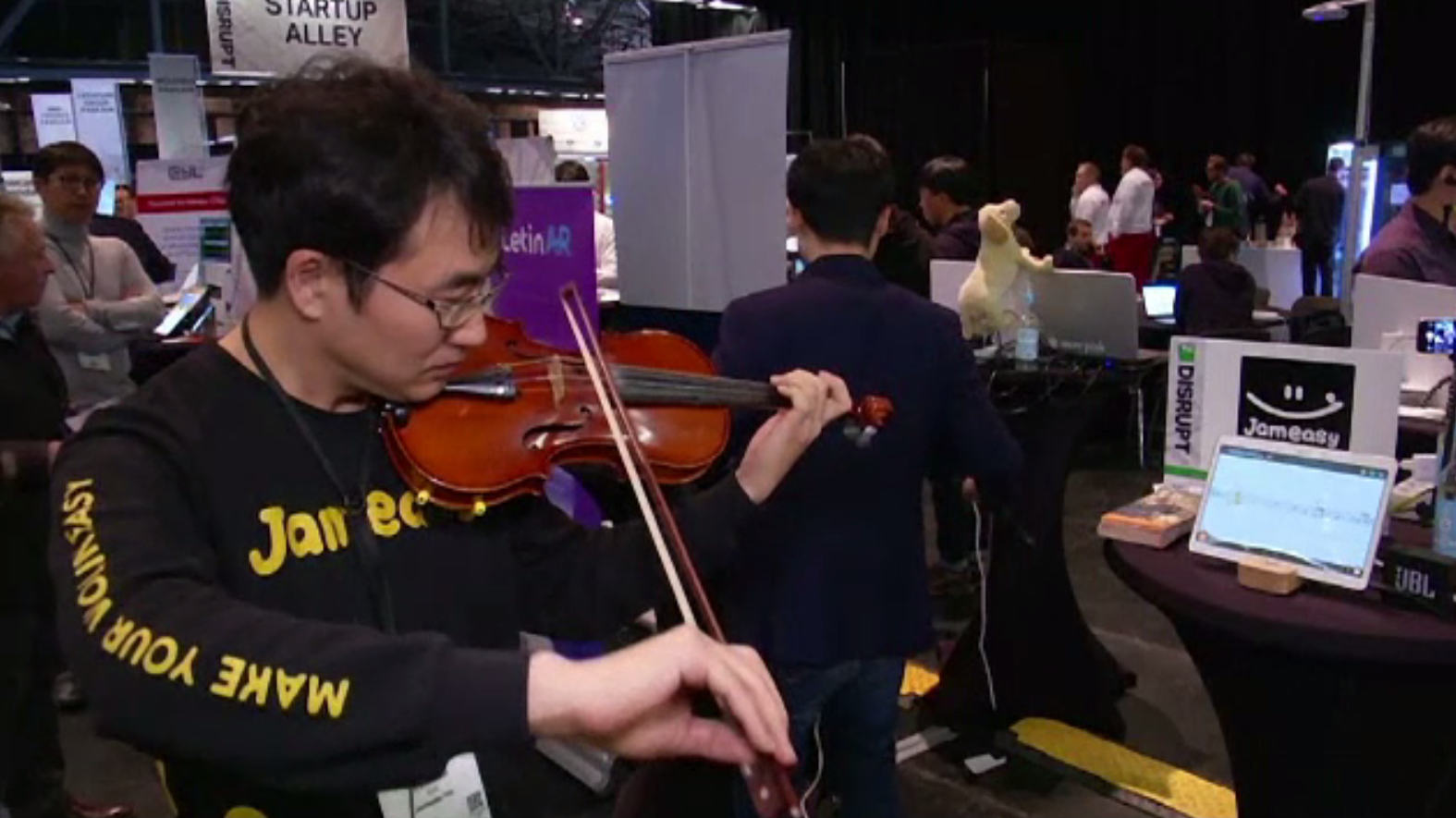 Gadgeturile care țin locul profesorului de muzică sau care se transformă într-un aparat foto vechi