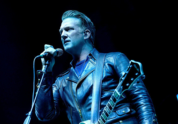 Solistul trupei Queens of the Stone Age a lovit o femeie fotograf în timpul unui concert