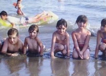 Întâmplare demnă de un film. Ce a descoperit o tânără într-o fotografie de când era copil