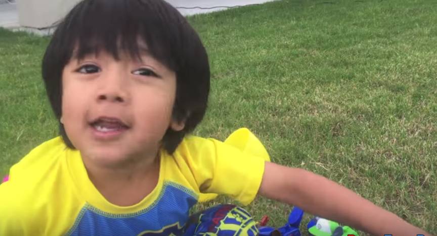 Un copil de doar 6 ani câștigă milioane de dolari pe Youtube făcând ce îi place cel mai mult