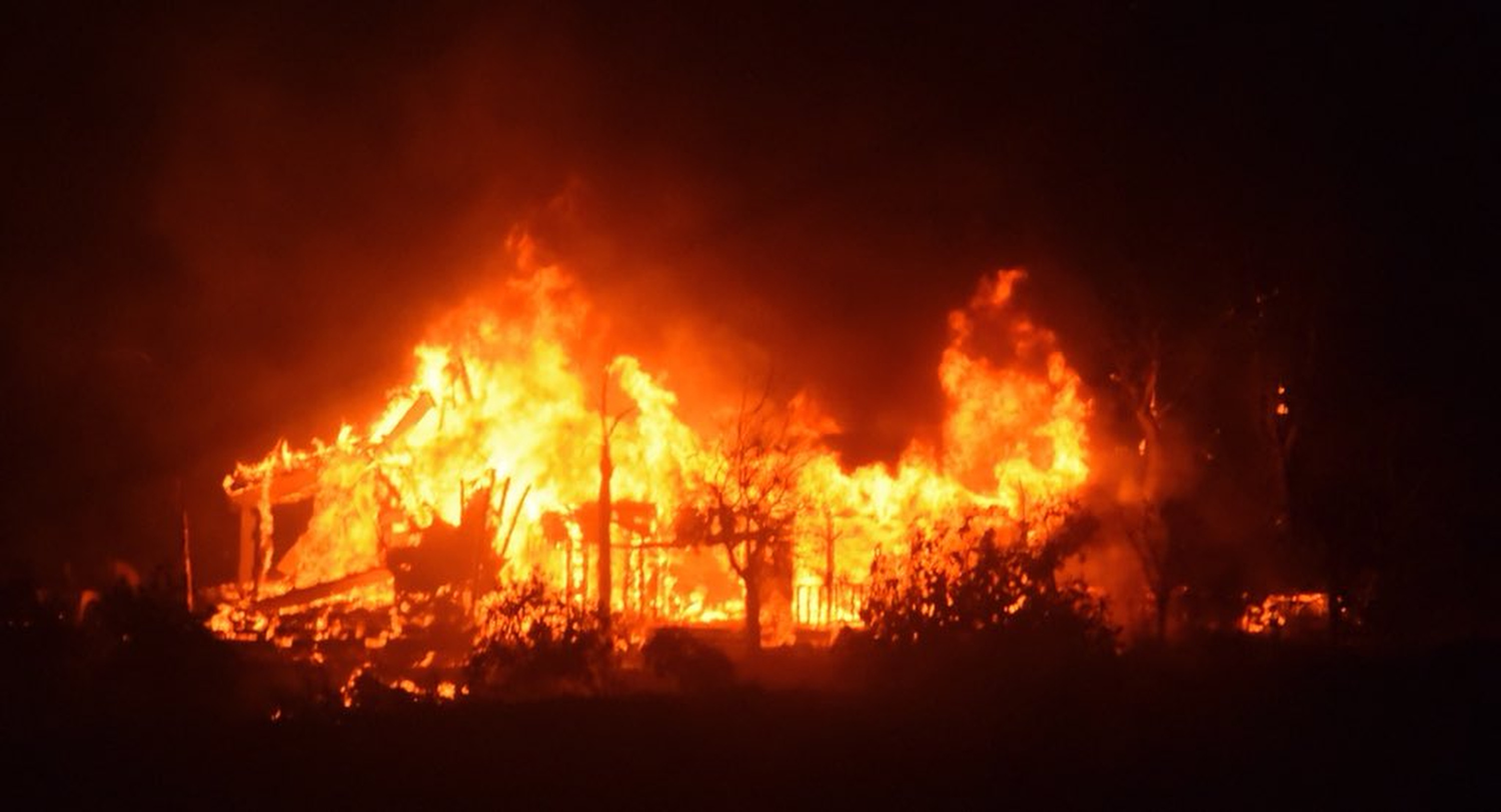 Incendiul din California produce ravagii. Timp de 10 zile nu va mai ploua în zona afectată