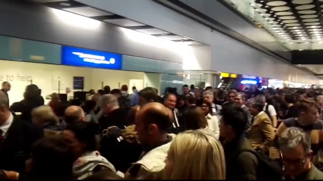 Români, blocați în aeroporturi 30 de ore din cauza ninsorilor. „A fost chin”