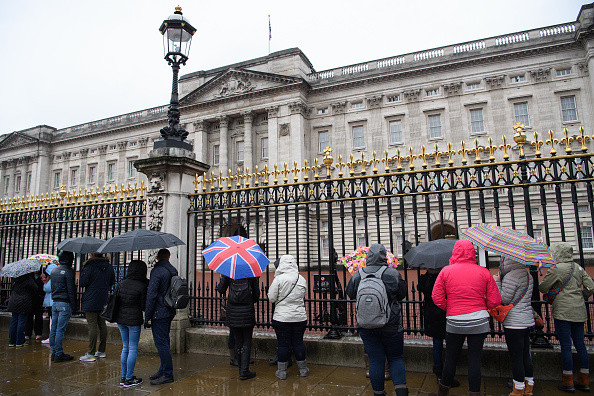Bărbat, reținut după ce a încercat să escaladeze zidul Palatului Buckingham