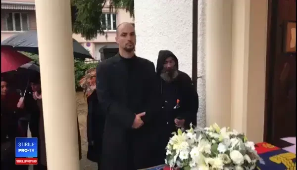 Sicriul Regelui Mihai, ținut în fața bisericii jumătate de oră. Principesele Elena și Sofia au întârziat la slujbă