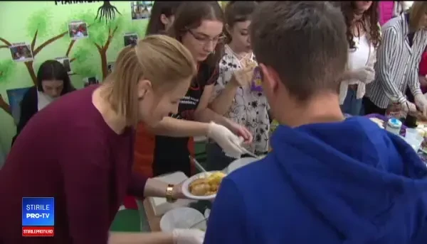 Târg gastronomic organizat de elevii din Mioveni pentru colegii nevoiași