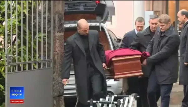 Sicriul Regelui Mihai, lăsat singur înainte și după slujba de la Biserica Ortodoxă din Lausanne