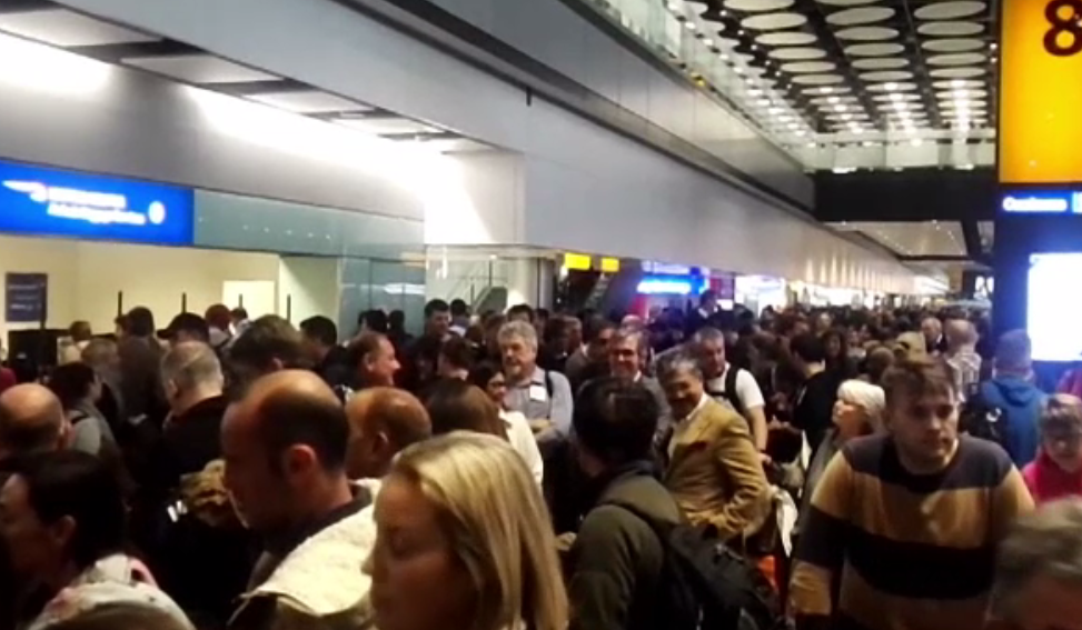 Cei mai mulți dintre românii blocați pe aeroporturi în Europa au ajuns acasă. Unii au așteptat și 30 de ore