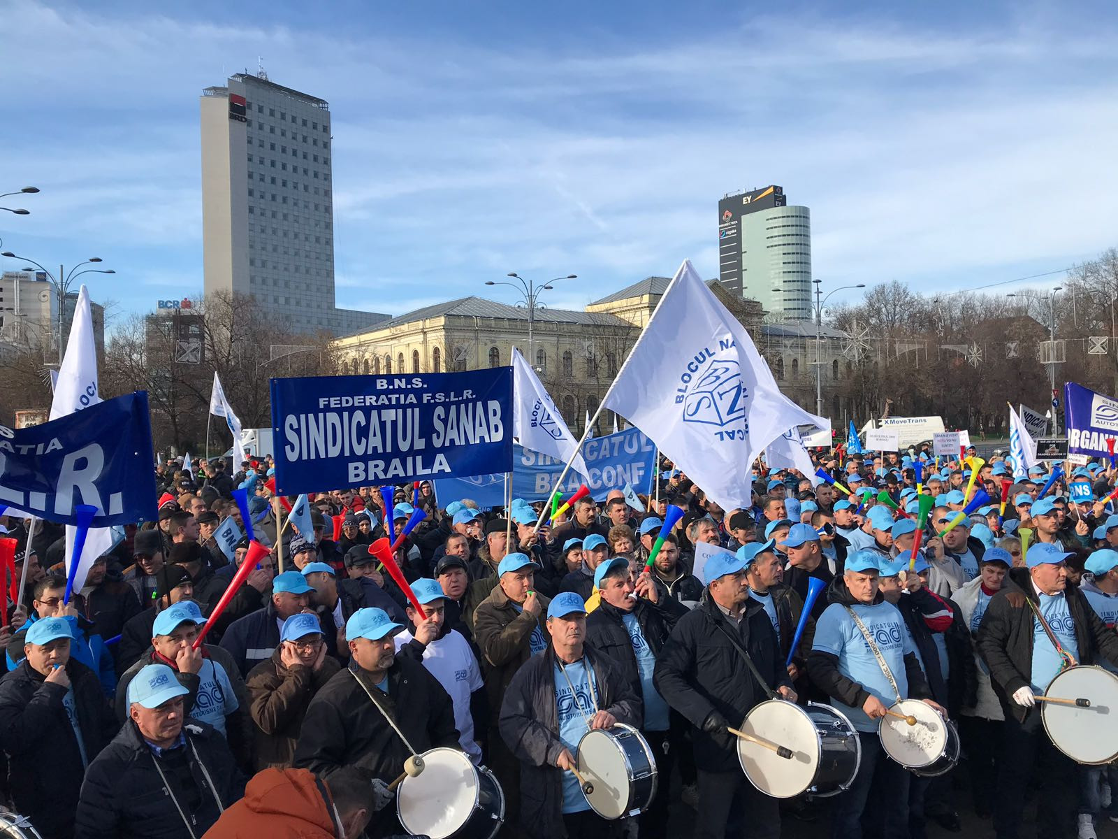 Protest la Guvern pentru reducerea fiscalității. BNS: Contribuția salariaților s-a dublat, cea a angajatorilor s-a redus la 0