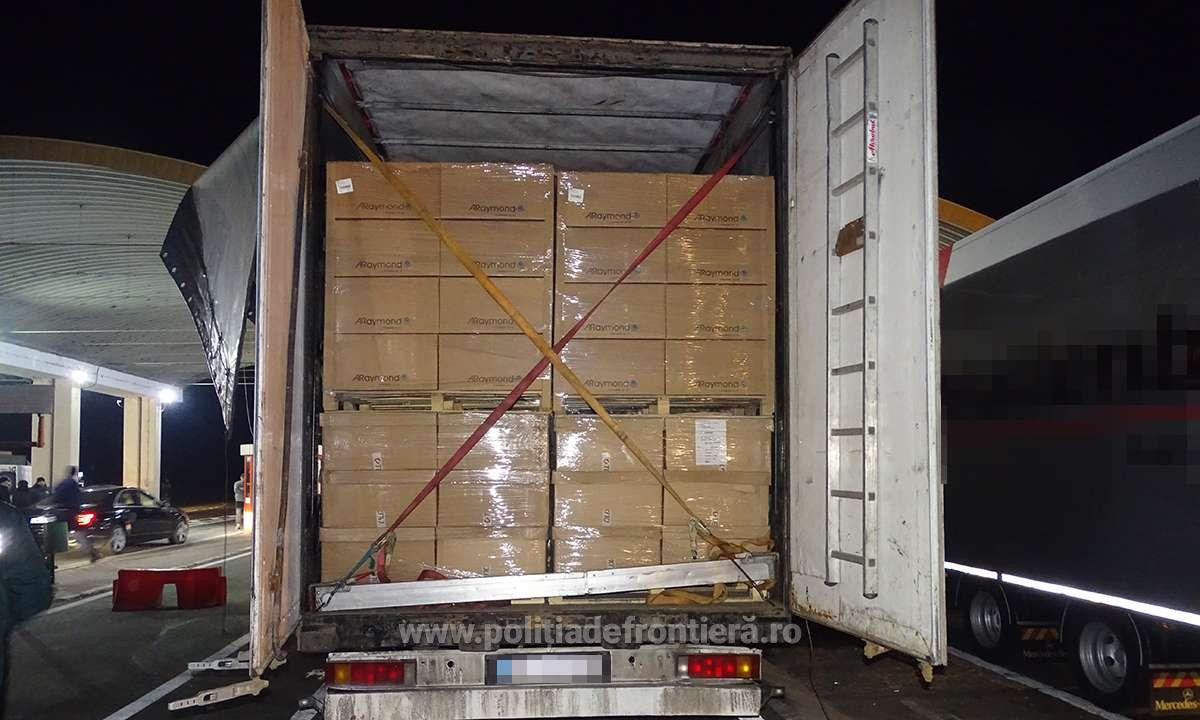 4 sirieni, între care 2 copii mici, găsiţi la vamă într-un camion cu haine