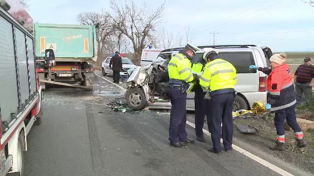 O persoană a murit, după ce un TIR a încetinit ca să nu lovească un câine