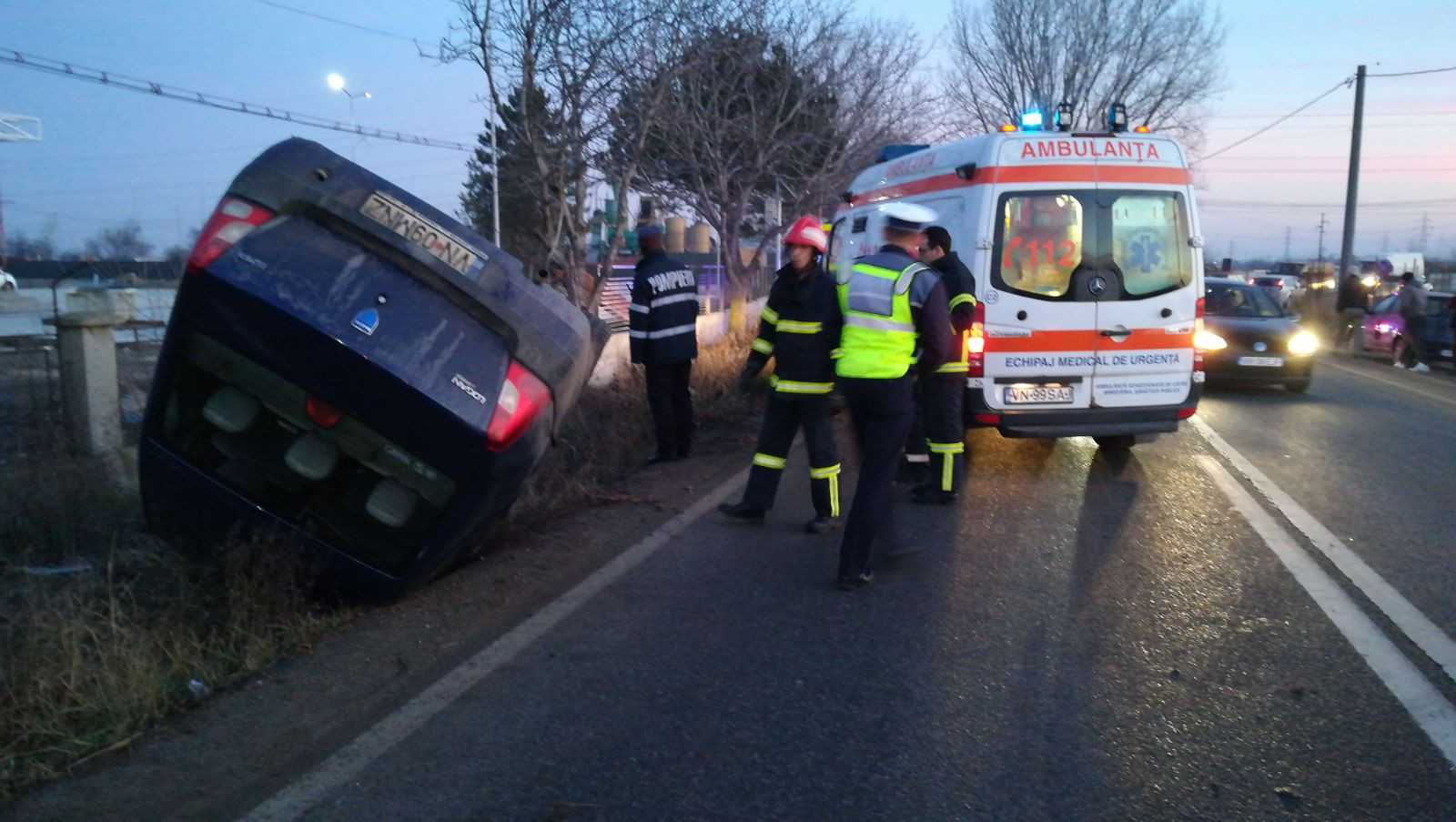 Un șofer a pierdut controlul volanului și s-a răsturnat cu mașina într-o curbă. VIDEO
