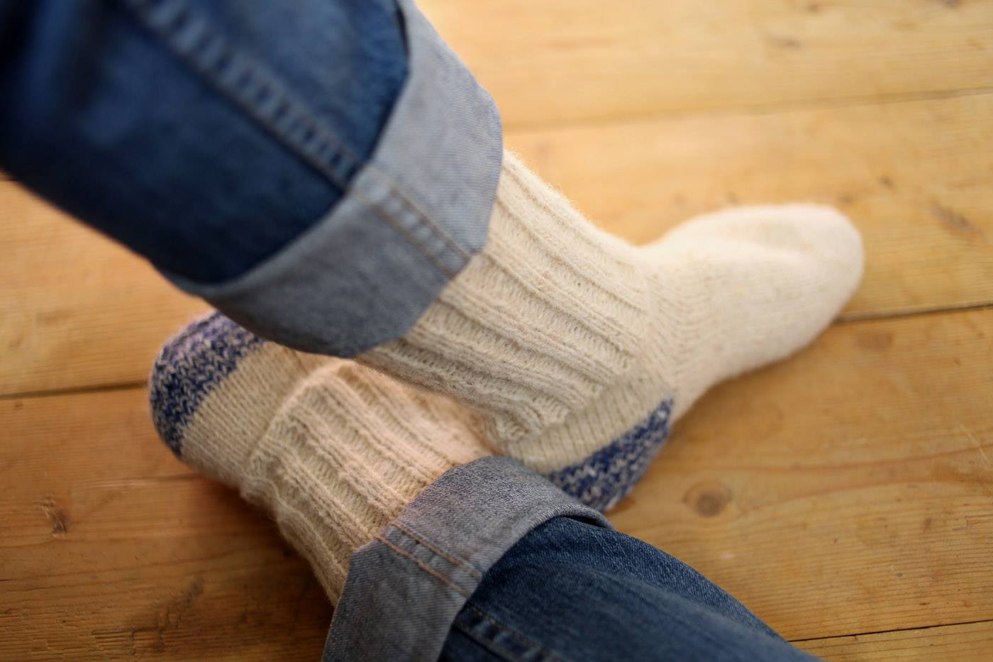 Vânzările de şosete de lână au explodat în urma protestelor. "Dau şi străinii comandă"