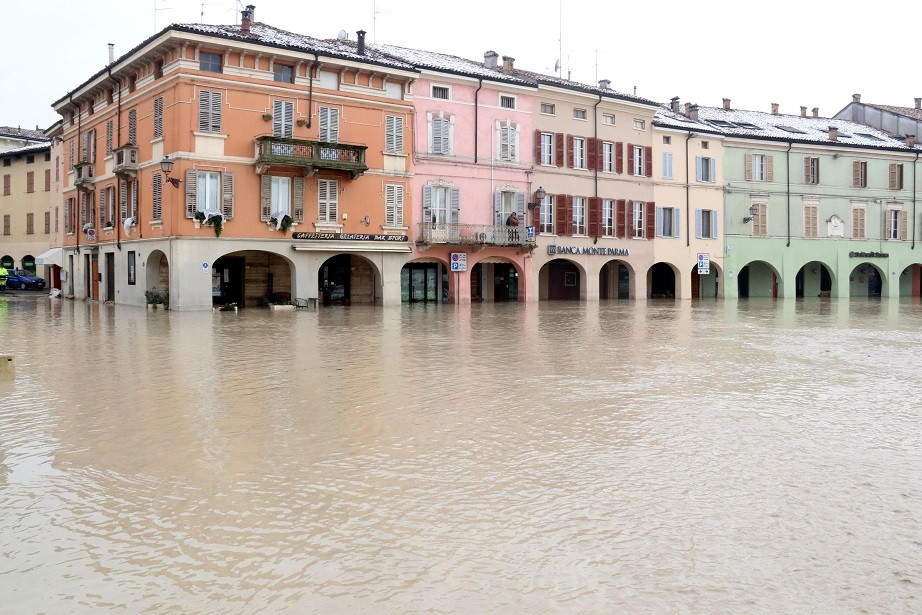 Inundaţii grave în Italia: mai multe râuri au ieşit din matcă