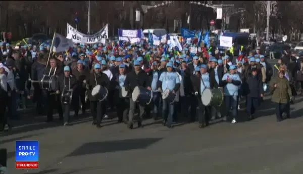 Sindicaliștii protestează în Piața Victoriei, nemulțumiți de trecerea contribuțiilor la angajat. FOTO