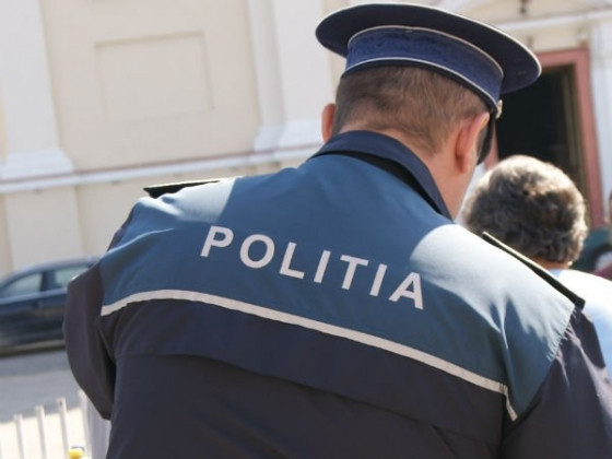 Polițist agresat de un bărbat în fața postului de poliție