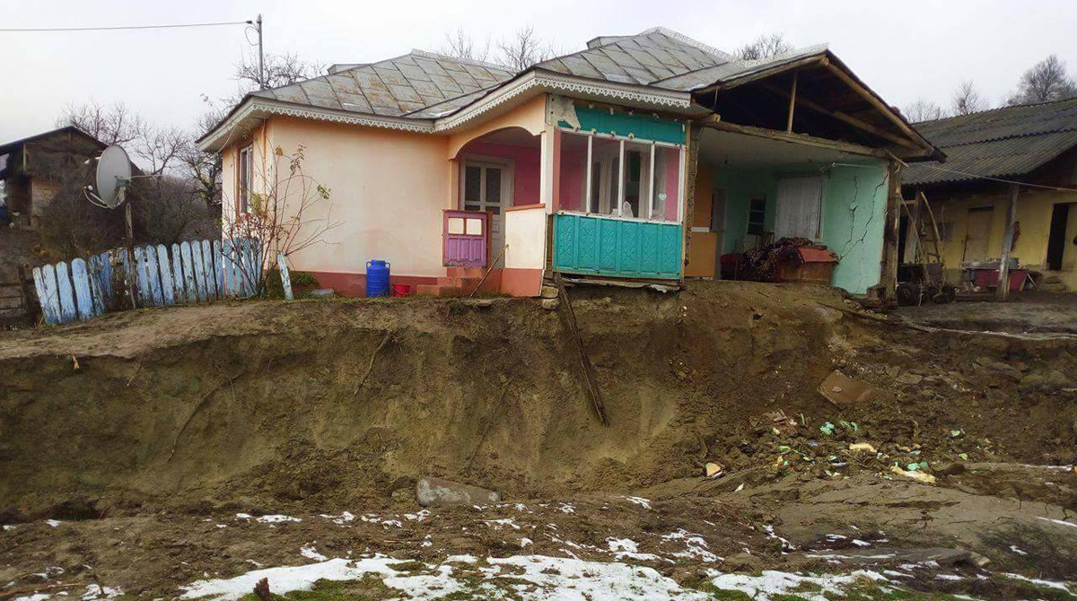 Sătenii din Mahriu trăiesc cu teama că locuințele lor s-ar putea surpa în orice clipă