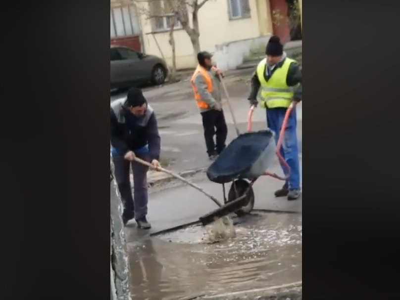 Momentul viral când mai mulți muncitori asfaltează o groapă din Călărași. VIDEO
