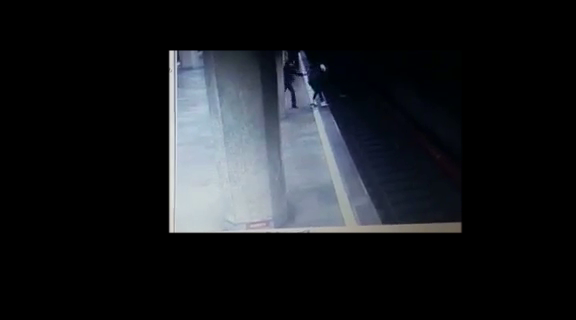 Momentul în care suspecta de crimă încearcă să-și arunce prima victimă în fața metroului. VIDEO