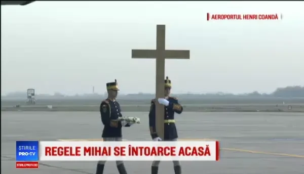 Ceremonia sosirii Regelui Mihai în țară. Sicriul, purtat de 8 militari ai Brigăzii 30 Gardă. VIDEO