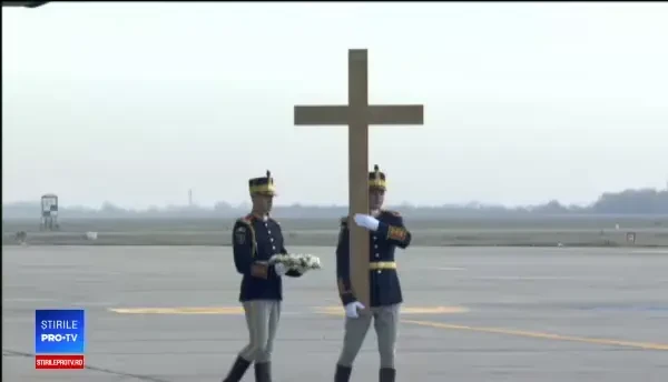 Ceremonia sosirii Regelui Mihai în țară. Sicriul, coborât de 8 militari din avion. VIDEO