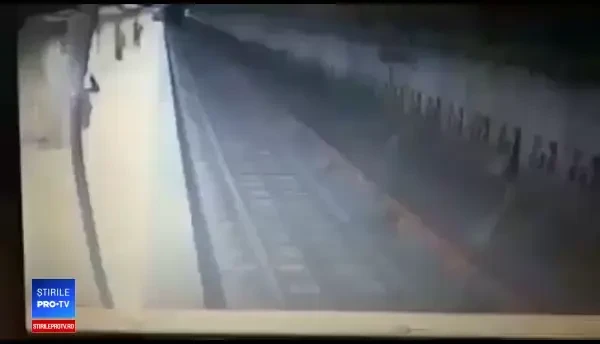 Momentul șocant în care tânăra este împinsă în fața metroului, la stația Dristor. VIDEO