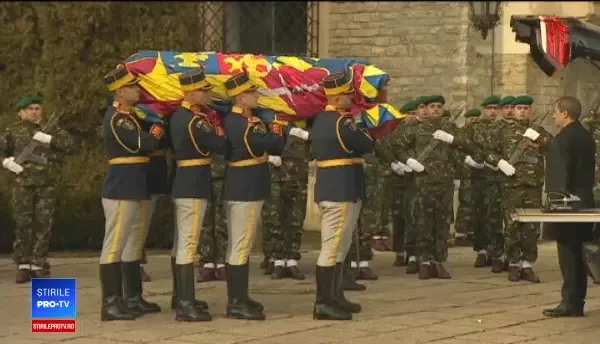 Cortegiul funerar al Regelui Mihai a plecat de la Castelul Peleş. În această seară va ajunge la Palatul Regal