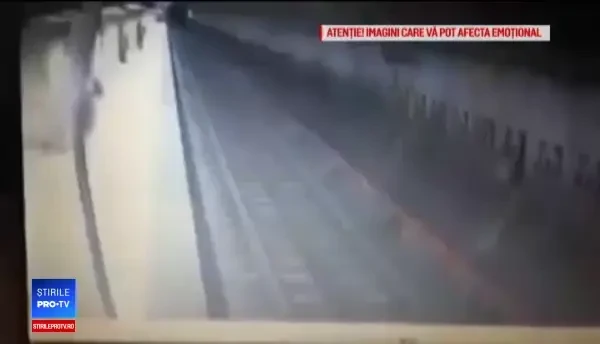 Momentul șocant în care tânăra este împinsă în fața metroului, la stația Dristor. VIDEO